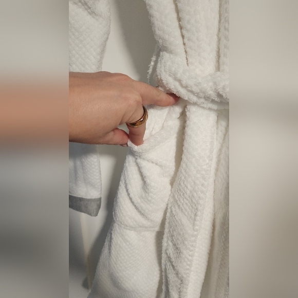 Cotton On BODY White Plush Robe - Picture 2 of 12